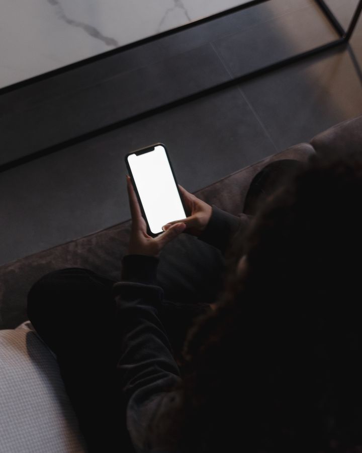 使用手机的人物图，示意 App 提醒与订阅界面